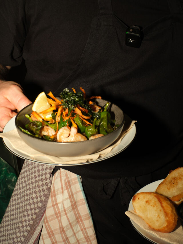 Vorsicht, heiß. 
Noch größere Gefahr: Jemand am Tisch möchte „nur mal probieren“. 🍤😂

Gambas al ajillo mit Pimientos de Padrón, Zitrone, ordentlich Knoblauch und geröstetem Baguette – heiß serviert und bereit zum Teilen. Theoretisch. 🇪🇸

#Blutsbrüder #LuisChoice #Ludwigsburg