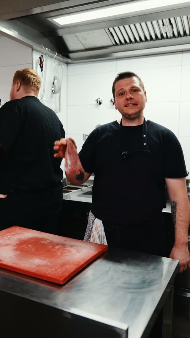 Das geheime Stück vom Schwein? Genau das ist Secreto Ibérico. 🐖🔥

Fein marmoriert, besonders saftig und mit richtig viel Geschmack. Bei unserer Luis Choice servieren wir es mit Süßkartoffel, wildem Brokkoli und Chimichurri. 🇪🇸

Fubse erklärt’s – Godi wartet eigentlich nur darauf, endlich probieren zu dürfen.

Habt ihr Secreto Ibérico schon einmal gegessen?

#Blutsbrüder #LuisChoice #Ludwigsburg
