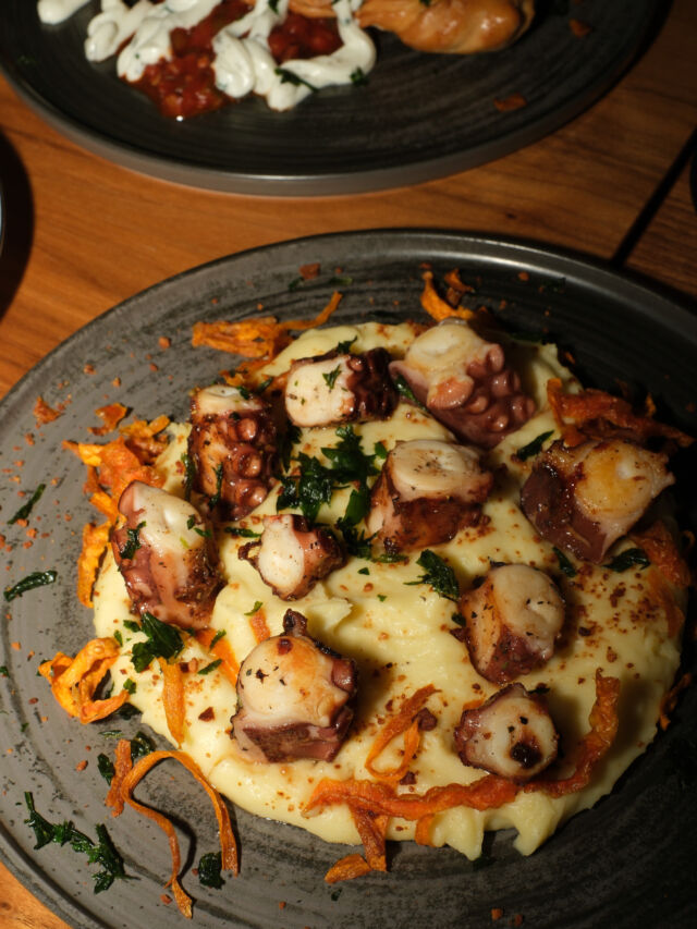 Acht Arme – und trotzdem keine Chance, diesen Teller zu verteidigen. 🐙😂

Unser Polbo à Feira: zart gebratener Oktopus auf cremigen Kartoffeln, mit Knoblauch, Kräutern und knusprigem Finish. 🇪🇸

#Blutsbrüder #LuisChoice #Ludwigsburg