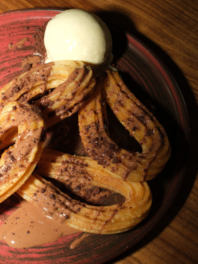 Wir sagen Nachtisch. 
Luis sagt: Hauptgrund fürs Kommen. 🍫😂

Frisch gebackene Churros mit Vanilleeis, Nutella und Kakaocrumble – außen knusprig, innen weich und definitiv nichts für „nur einen Bissen“. 🇪🇸

Eis zuerst oder direkt mit dem Churro rein?

#Blutsbrüder #LuisChoice #Ludwigsburg