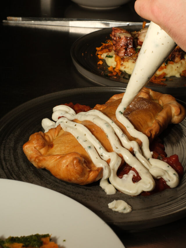 „Noch ein bisschen Sourcream?“ 
Die Küche: „Sag einfach, wann wir aufhören sollen.“ 🥟😂

Unsere vegetarische Empanada Gallega – gefüllt mit Champignons, Tomaten und Zwiebeln, außen goldbraun und ganz offensichtlich nicht sparsam angerichtet. 🇪🇸

#Blutsbrüder #LuisChoice #Ludwigsburg