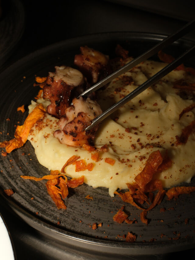 So zart, dass das Messer heute frei hat. 🐙🔥

Polbo à Feira auf Luis’ Art: gebratener Oktopus, cremige Kartoffeln, knusprige Akzente und natürlich Knoblauch. 🇪🇸

Würdet ihr probieren – oder direkt den ganzen Teller bestellen?

#Blutsbrüder #LuisChoice #Ludwigsburg