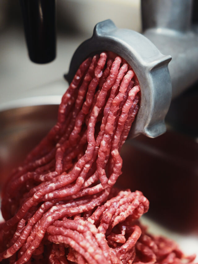 Hier beginnt bei uns ein richtig guter Burger. 🍔

Wir drehen das Rindfleisch frisch durch den Wolf und verarbeiten es direkt zu unseren Patties.

So wissen wir genau, was bei euch auf dem Teller landet: gutes Fleisch und echtes Küchenhandwerk.

Beim wichtigsten Punkt seid ihr dran: ein Patty oder direkt doppelt?

#Blutsbrüder #BurgerLudwigsburg #Ludwigsburg