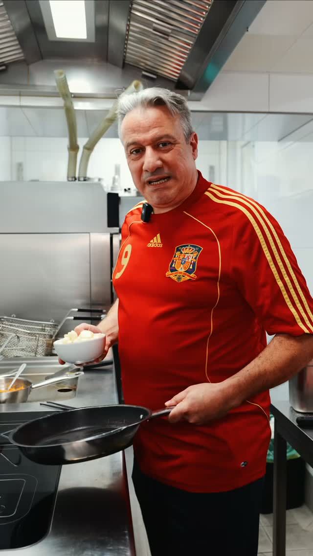 Wie viel Knoblauch gehört in Gambas al ajillo?
Luis: Ja. 🧄😂

Frisch gebratene Garnelen, Pimientos de Padrón, Zitrone, ordentlich Knoblauch und Baguette – direkt aus Luis’ spanischer Küche. 🇪🇸

Perfekt fürs erste Date. Vorausgesetzt, ihr bestellt es beide.

Wer liebt Knoblauch genauso sehr wie Luis?

#Blutsbrüder #LuisChoice #Ludwigsburg