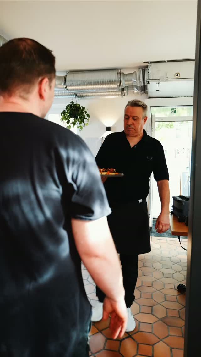 Spanisch kochen: bestanden. 
Spanisch aussprechen: Nachhilfe bei Luis. 🇪🇸😂

Bei „Polbo à Feira“ zählt für Luis eben nicht nur der Geschmack, sondern auch die richtige Aussprache.

Schafft ihr den Namen beim ersten Versuch?

#Blutsbrüder #LuisChoice #Ludwigsburg