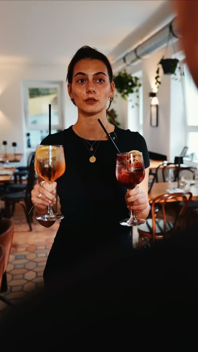 Zwei Drinks zur Auswahl. 
Luis bringt einfach die richtige Antwort: Bier. 🍺😂

Cocktail oder Bier – was ist eure gute Wahl?

#Blutsbrüder #LuisChoice #Ludwigsburg